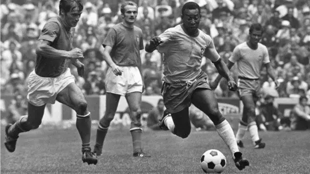 Pelé portant le ballon lors du match contre l'Italie au Mexique en 1970.
