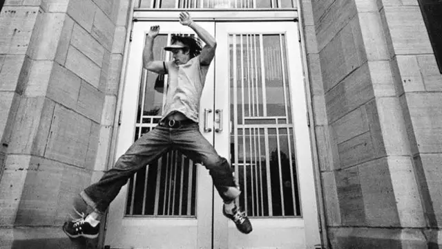 يقول باول، الذي يظهر في الصورة، إنه أضاع من حياته ثماني سنوات عندما كان شابا