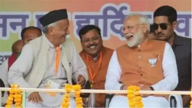 महाराष्ट्राचे राज्यपाल भगत सिंग कोश्यारी पंतप्रधान नरेंद्र मोदी यांच्याबरोबर