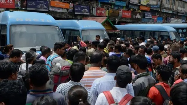 বাসে জায়গা পেতে মরিয়া হাজার হাজার পর্যটক