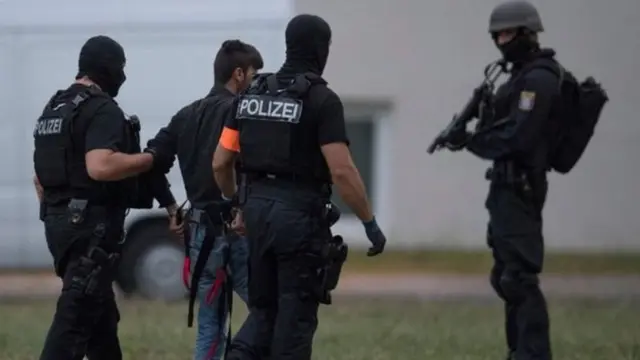 الشرطة تقتاد علي بشار إلى مقر الشرطة في مدينة ويسبادن