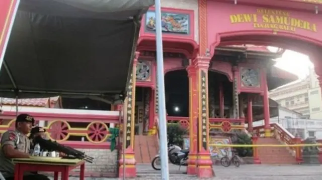Polisi menjaga sebuah vihara di Tanjung Balai pascakerusuhan Tanjung Balai pada Juli 2016