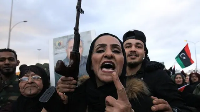 یکی از هواداران ژنرال حفتر در اعتراض به تصمیم ترکیه برای مداخله نظامی