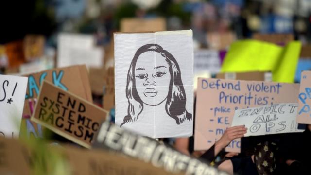 Un dibujo con el rostro de Breonna Taylor en una marcha en Hollywood, California.