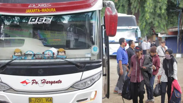 Calon penumpang bersiap menaiki bus AKAP di terminal bayangan Pondok Pinang, Jakarta, Jumat (03/04).