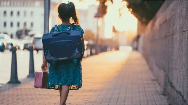 Балдарды унаа көп жүргөн жолдордон оолак кармаган жакшы