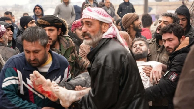 Жителі міста Джандаріс виносять пораненого