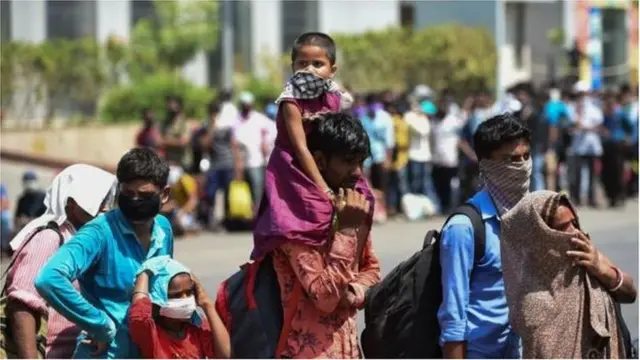 ગુજરાત હાઇકોર્ટે કહ્યુ છે કે આ શ્રમિકો ગરીબ છે. એ લોકોને કોરોનાવાઈરસ કરતાં પણ વધારે ભૂખથી મરવાનો ડર છે.