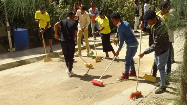 የቴክቫ የቤተሰብ አባላት በአካባቢ ጽዳት ላይ ተሰማርተው