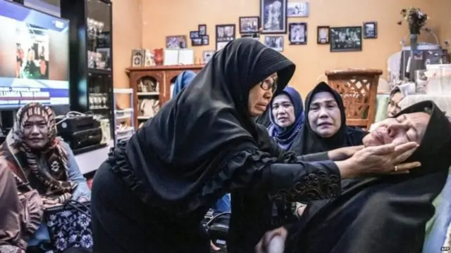 Keluarga penumpang pesawat terkejut mendengar nasib kerabatnya.
