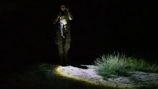 Un agente del servicio de control de fronteras estadounidense patrulla un área en Texas por la que suelen pasar inmigrantes ilegales.