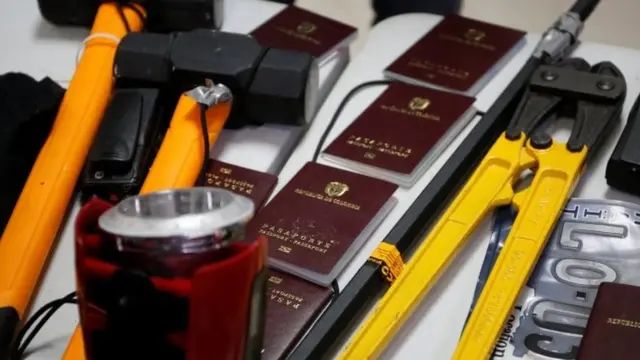 Mashoka, vifaa vya kukata waya, hati za dhamana za dola ya Marekani na pasipoti za Colombia zimepatikana