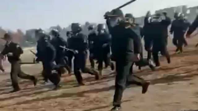 حمله نیروهای امنیتی به مردم در بستر رودخانه زاینده رود اصفهان