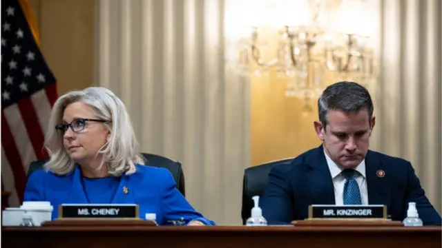 النائبة ليز تشيني والنائب آدم كنزنغر