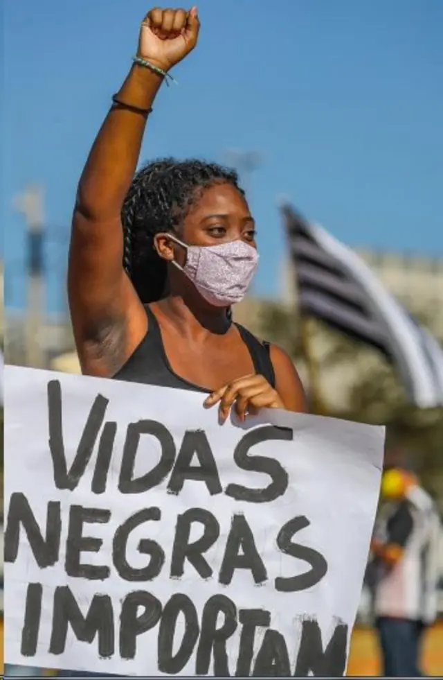 Menina negra com cartaz