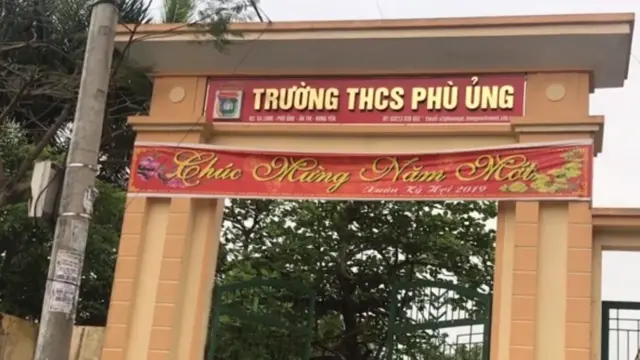 Cổng trường PTTH Phù Ủng, nơi xảy ra vụ nữ sinh lớp 9 bị bạo hành, lột quần áo và quay clip