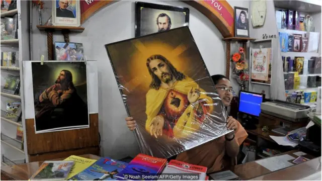 宗教标志性图像一词来源于希腊语"eikon"，意为"肖像"、"画像"。