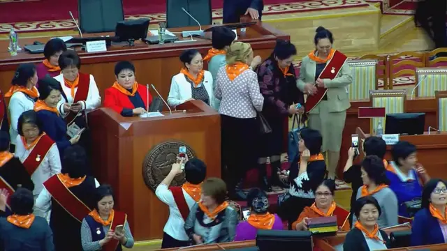 8-март майрамынын алдында жергиликтүү кеңештердеги аял активисттердин жүздөн ашуун өкүлү Жогорку Кеңеште чогулуп жыйын курушту.