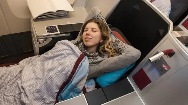 Una joven en un asiento premium