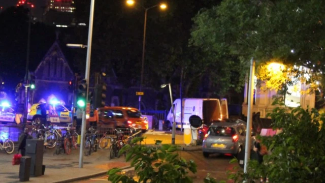 صورة للشاحنة الصغيرة البيضاء التي دهس بها المهاجمون المشاة