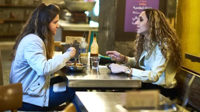 А можно остаться в ресторане - спокойно поесть и поболтать с подругой