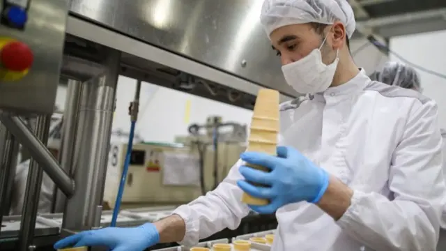 يقول البعض إن إعطاء الأولوية القصوى للحياة البشرية لا تعني إهمال الاقتصاد