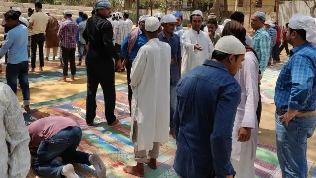 गुरुग्राम में एक पार्क में नमाज़ पढ़ते मुसलमान