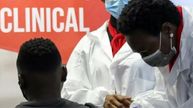 أعيد فتح معظم المدارس ولكن هناك مناقشات حول اعتماد إلزامية اللقاح في مؤسسات التعليم العالي