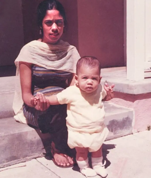 అమెరికా విలువల పరిరక్షణ కోసం పోరాడేలా తన తల్లి నుంచి తాను ప్రేరణ పొందుతానని, అదే తనను నడిపిస్తుందంటూ కమలా హ్యారిస్ తన తల్లిని గుర్తుచేసుకున్నారు