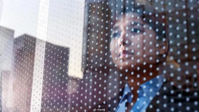 一名女員工看著窗外