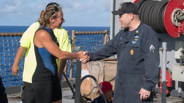 Jennifer Appel é recebida à bordo no USS Ashland pelo comandante chefe Gary Wise