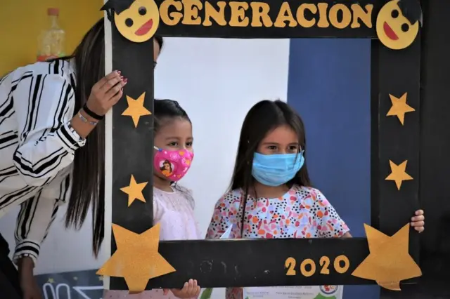Dos niñas posan paa la foto en su graduación en 2020 en Monterrey, México.