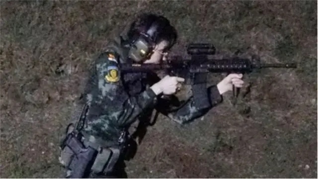 সিনিনাতকে দেখা যাচ্ছে ফায়ারিং রেঞ্জে একটি অস্ত্র তাক করে ধরতে।