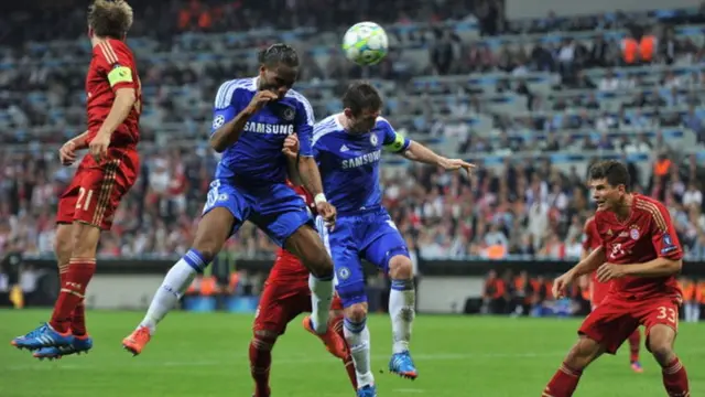 Didier Drogba atsinda igitego cya mbere cya Chelsea mu mukino wa nyuma wa Champions League wayihuzaga na FC Bayern Muenchen ku kibuga cya Fussball Arena München, ku itariki ya 19 y'ukwezi kwa gatanu mu mwaka wa 2012