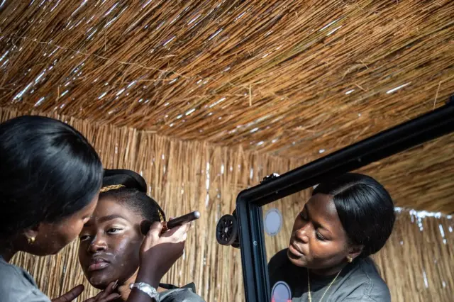 Les gens se préparent