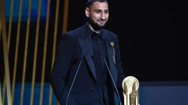 ইতালিয়ান গোলকিপার জিয়নলুইজি ডোনারামা জিতেছেন সেরা গোলকিপারের পুরষ্কার