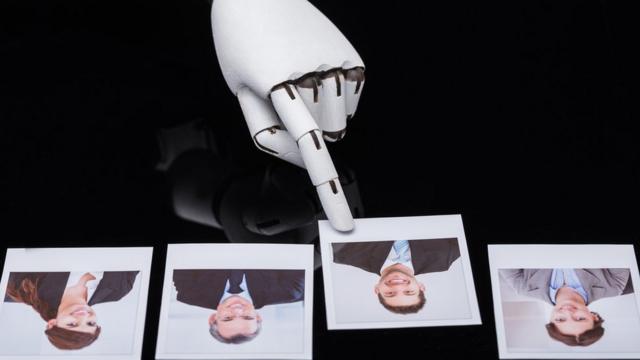Robot seleccionando la foto de un candidato