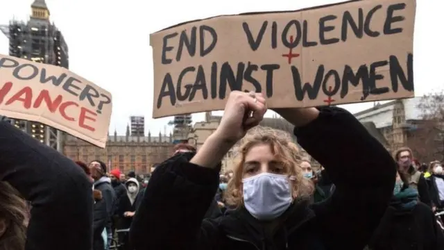 İngiltere'de bir polisin Sarah Everard'ı öldürmesinden sonra kadınlar protesto için sokaklara çıkmıştı