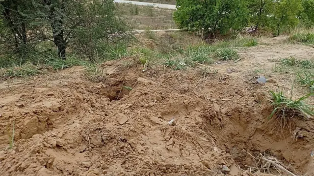 ਉਹ ਥਾਂ ਜਿੱਥੋਂ ਪੁਲਿਸ ਨੇ ਬੋਰਡ ਪੁੱਟਿਆ।