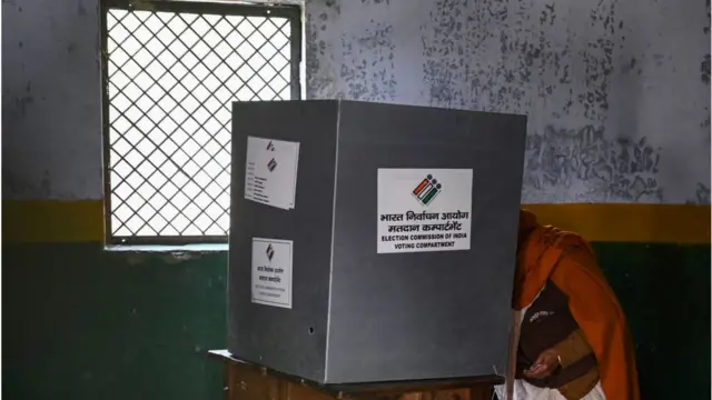 તમે મતદારયાદીમાં તમારું નામ સામેલ થયું છે કે નહીં તેની સ્થિતિને ઑનલાઇન પણ જોઈ શકો છો