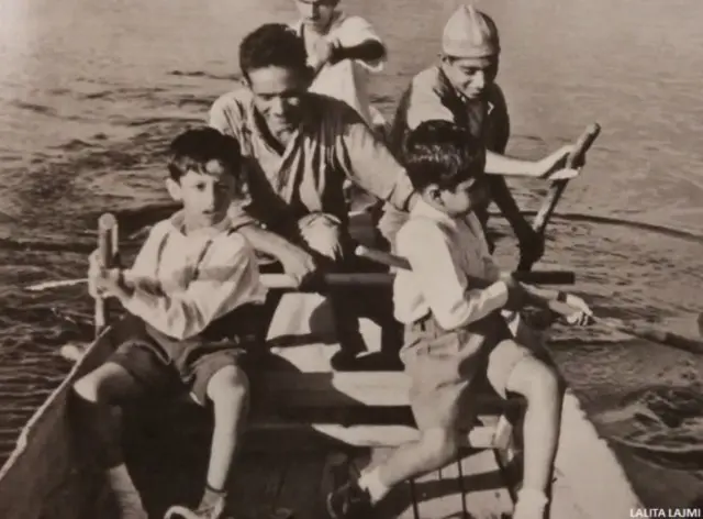 श्रीनगर की यात्रा के दौरान डल झील पर गुरु दत्त के दोनों बेटे- तरुण दत्त और अरुण दत्त.