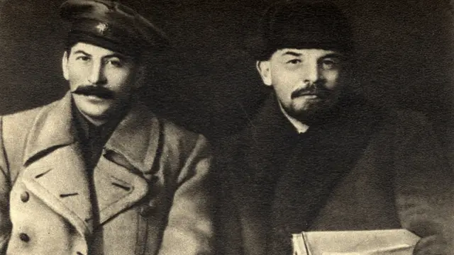 استالین (سمت چپ) و لنین (سمت راست)، رهبران انقلاب بلشویک روسیه، مسکو ۱۹۱۹