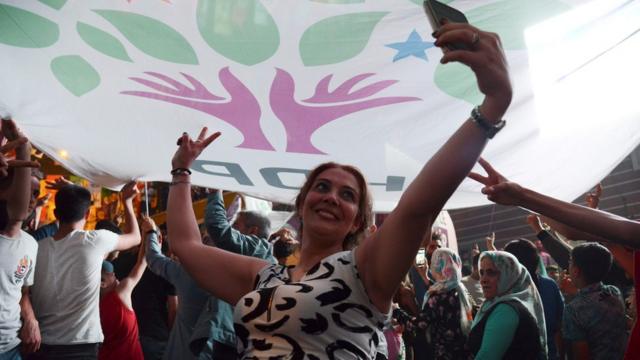 支持库尔德人的一个反对党支持者在土耳其南部庆祝该党夺得议会议席