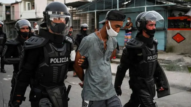 Un manifestante detenido en Cuba