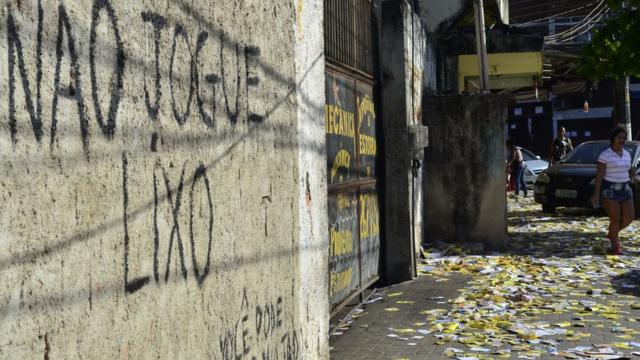 santinhos no chão eleições 2014