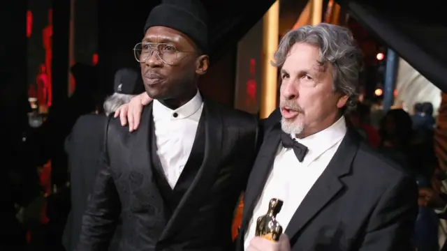 Исполнитель главной роли Махершала Али и режиссер Питер Фаррели с главным "Оскаром" за лучший фильм. 25 февраля 2019 г.