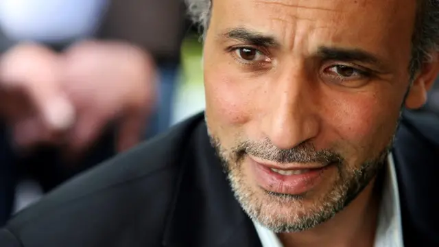 طارق رمضان در سال ۱۳۸۸ خورشیدی به دلیل حضور و میزبانی یک برنامه شبکه پرس تی وی متعلق به دولت ایران از مشاغل خود اخراج شد