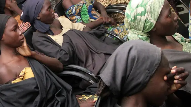 Des filles de Chibok libérées ne peuvent pas retenir leurs émotions devant leurs parents et les autorités.
