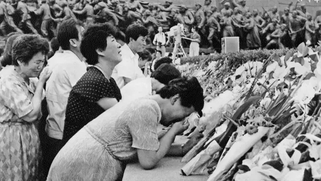 উত্তর কোরিয়ার জাতির পিতা কিম ইল সুংয়ের কবরে গিয়ে কান্নাকাটি করছেন কিছু নাগরিক। এধরনের শোক কতটা লোক দেখানো তা নিয়ে বিতর্ক রয়েছে।