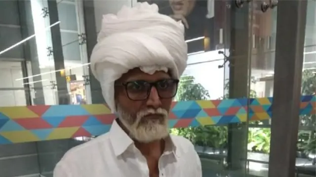 முதியவராக வேடமிட்டு மாட்டி கொண்ட இளைஞர்